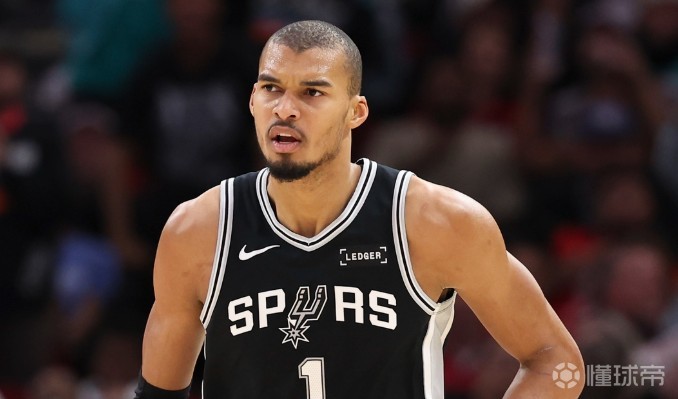 杜兰特：文班亚马的跳投更厉害了，他未来生涯会一直被夹击