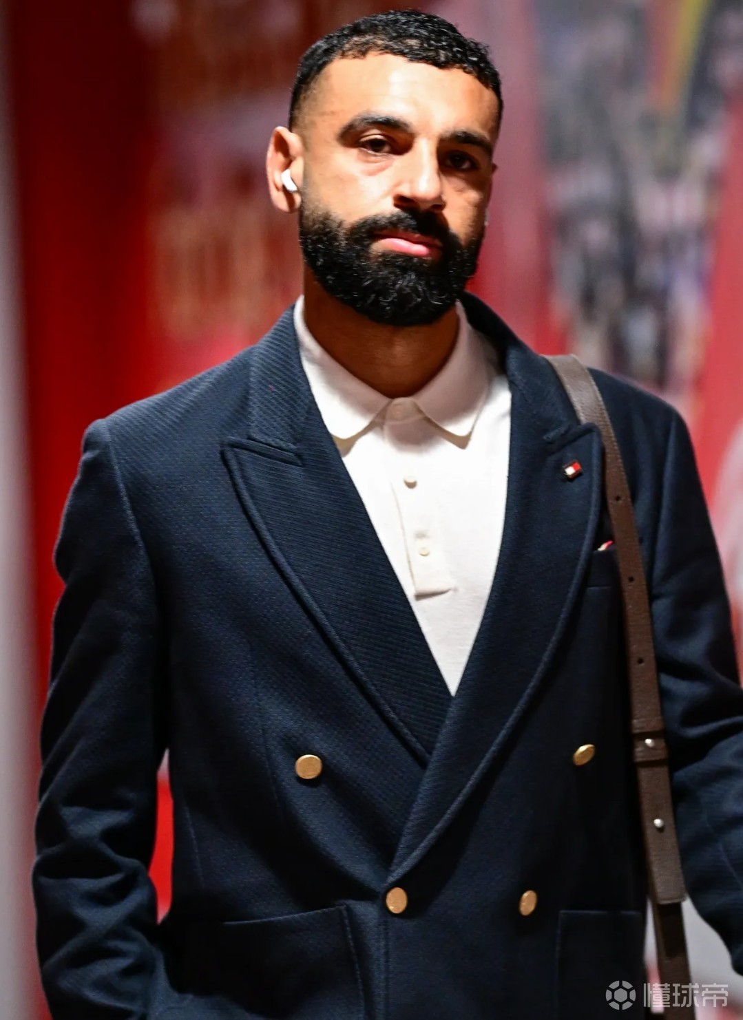 利物浦球员穿上了新赞助商的服装，球迷调侃萨拉赫像火车司机